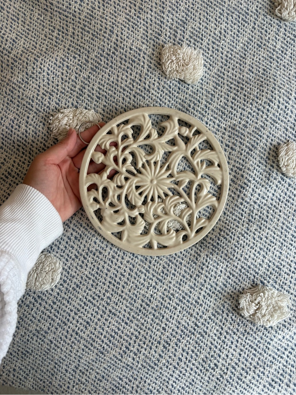 Cream trivet